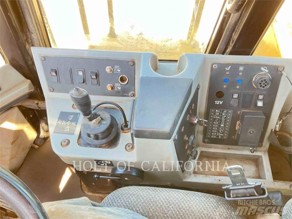 CAT 815F2 Compacteur de sol