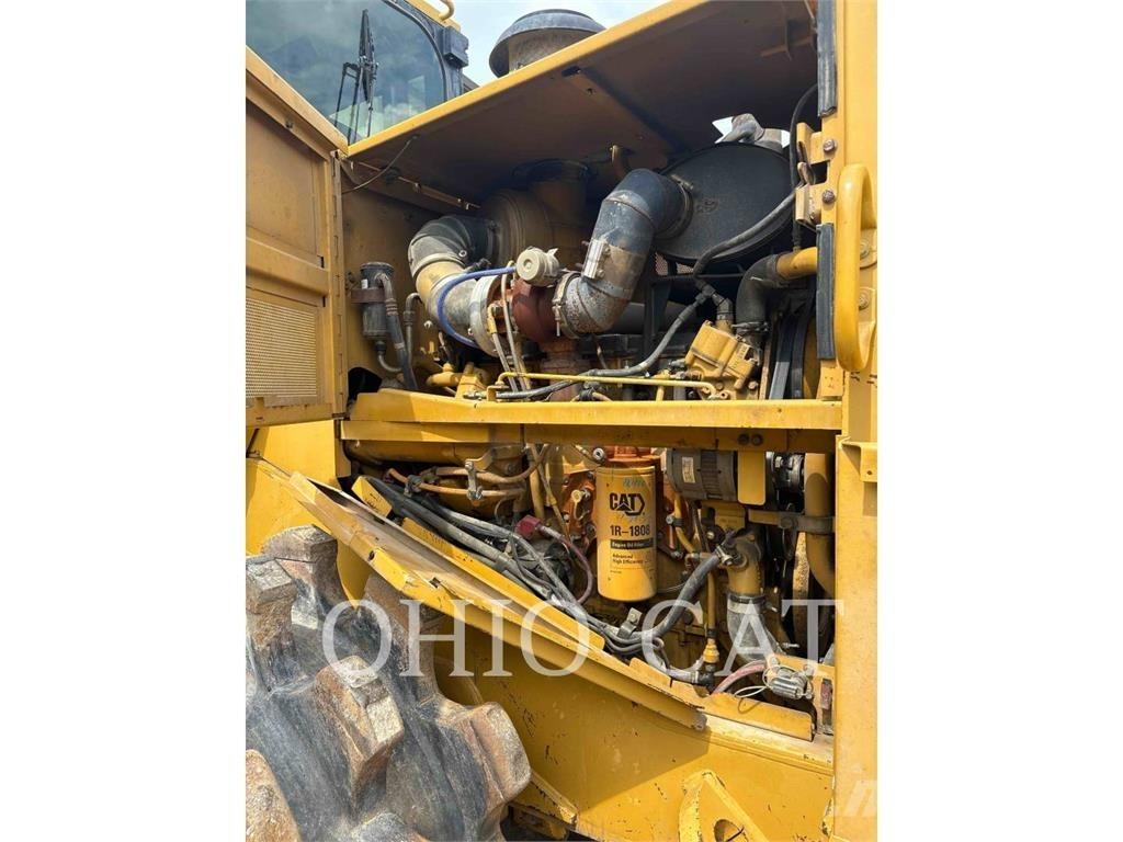 CAT 815F2 Compacteur de sol