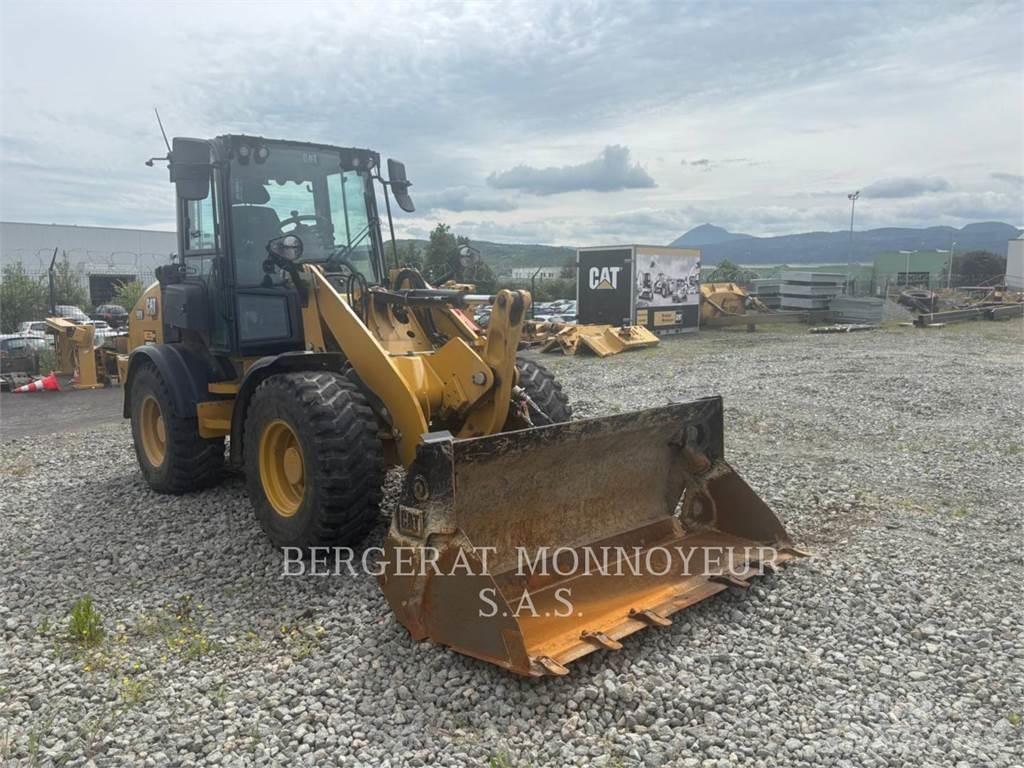CAT 908 Chargeuse sur pneus