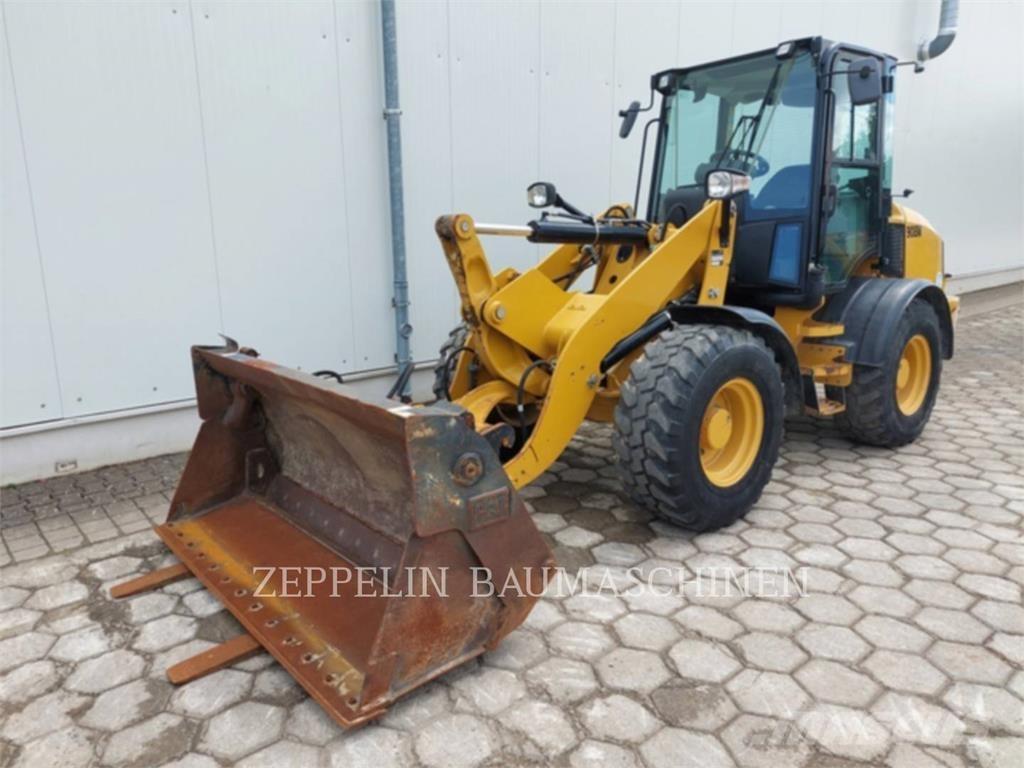 CAT 908M Chargeuse sur pneus