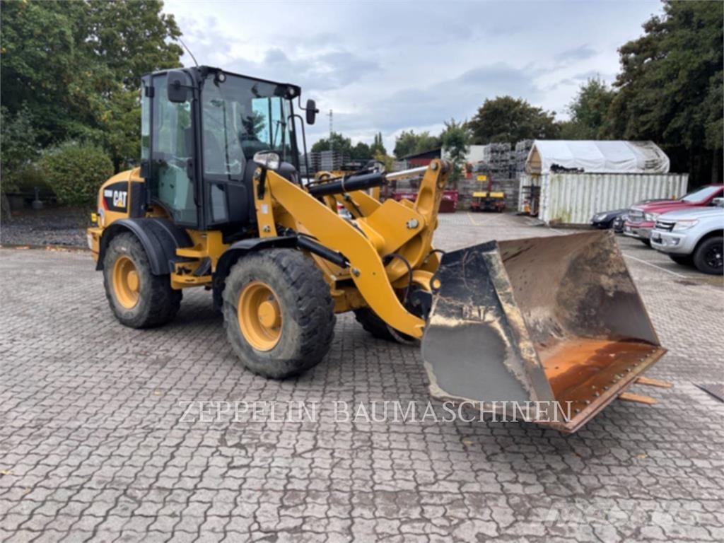CAT 908M Chargeuse sur pneus
