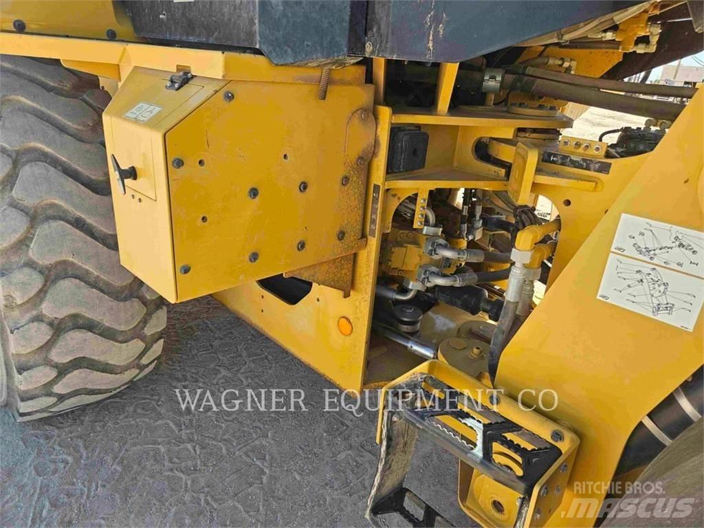 CAT 938M Chargeuse sur pneus