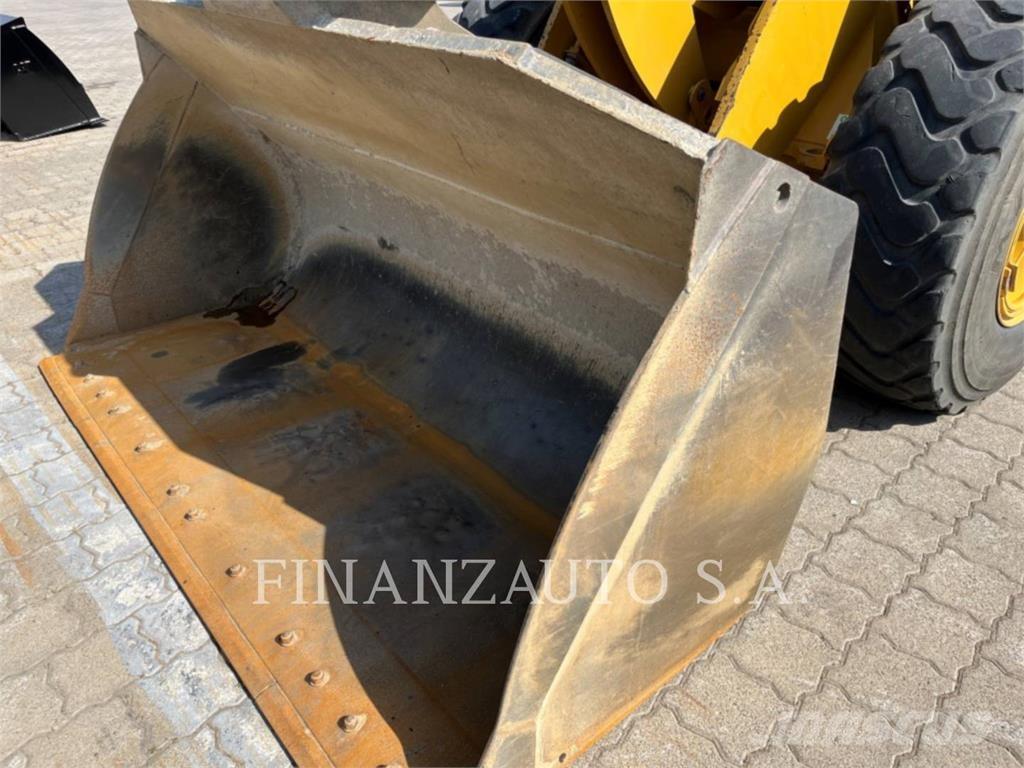 CAT 938M Chargeuse sur pneus