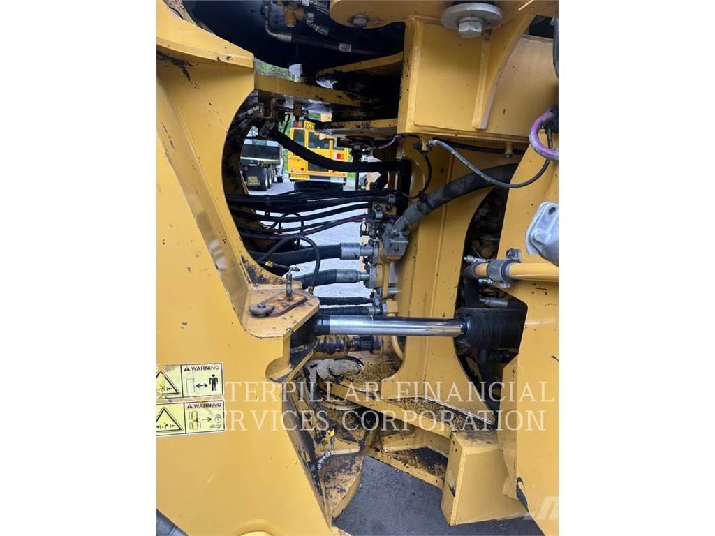 CAT 982M Chargeuse sur pneus