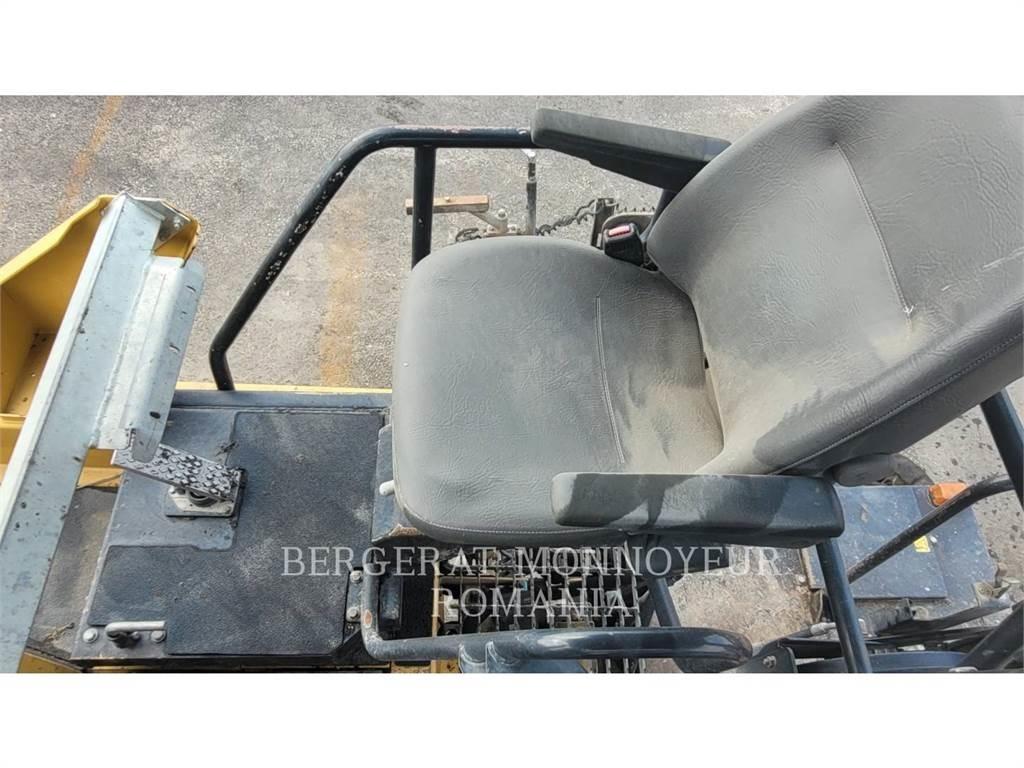 CAT AP-655D Finisseur