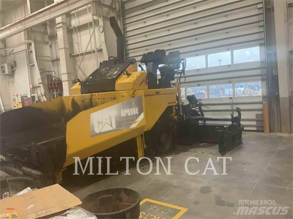 CAT AP555E Finisseur