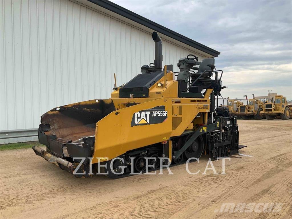 CAT AP555F Finisseur