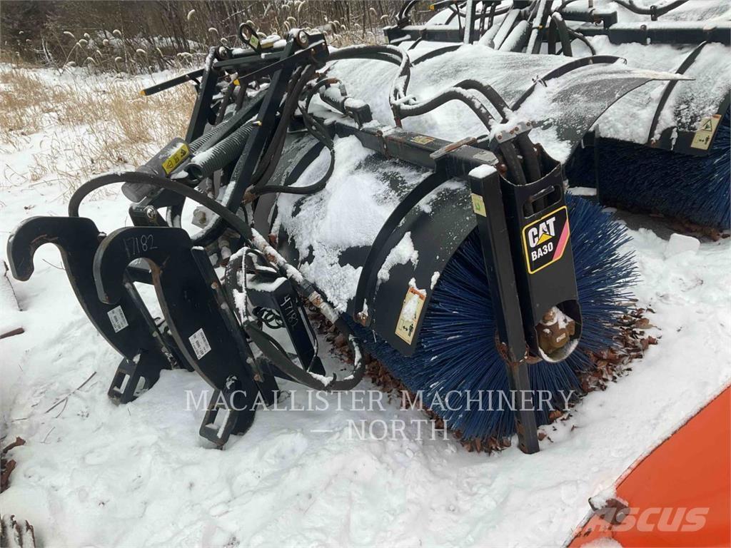 CAT BA30 Balayeuse / Autolaveuse
