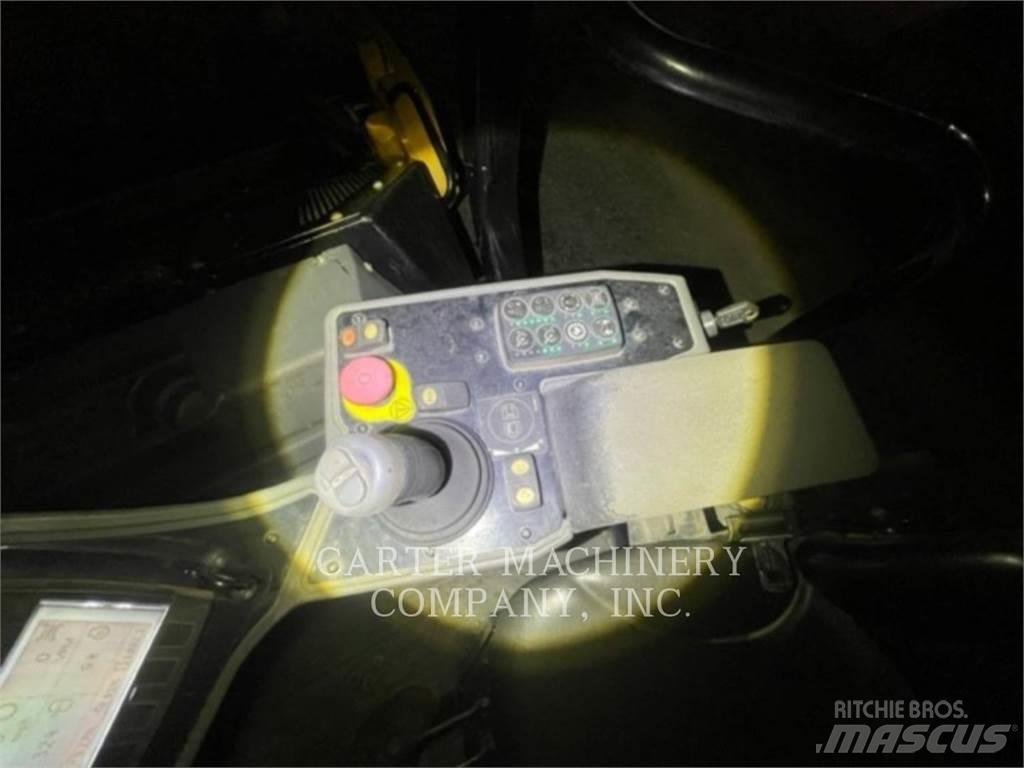 CAT CB13 Compacteur de sol