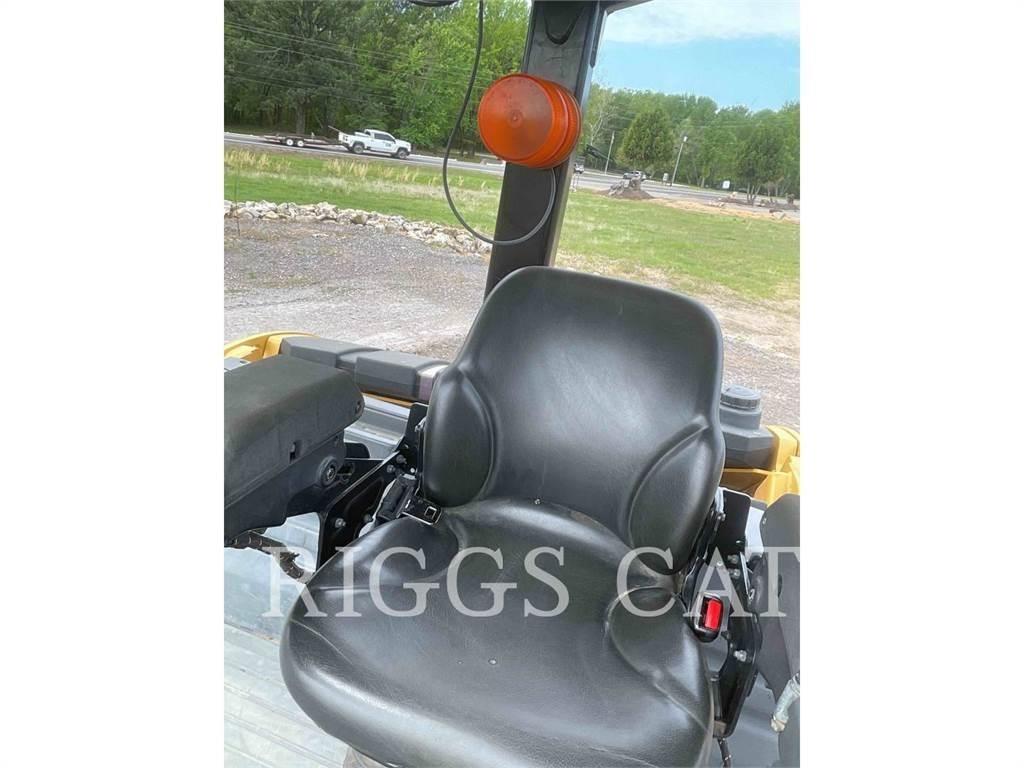 CAT CB13 Compacteur de sol