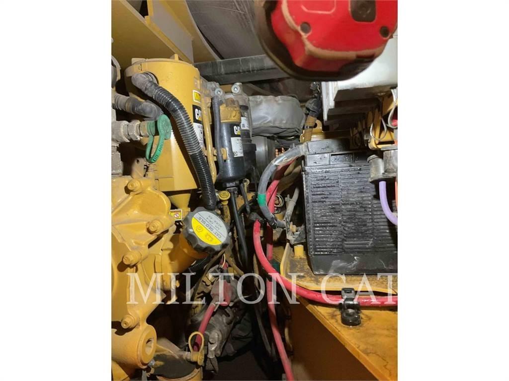 CAT CB15 Compacteur de sol