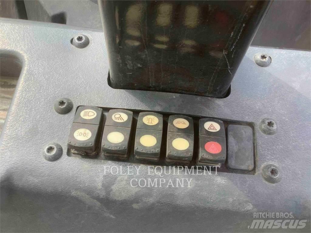 CAT CB15 Compacteur de sol