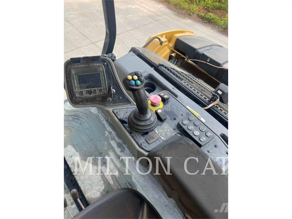 CAT CB15 Compacteur de sol