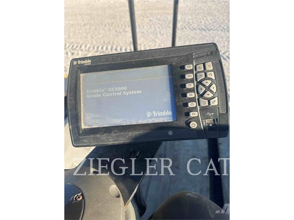 CAT CB15 Compacteur de sol