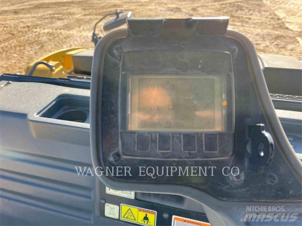 CAT CB15 Compacteur de sol
