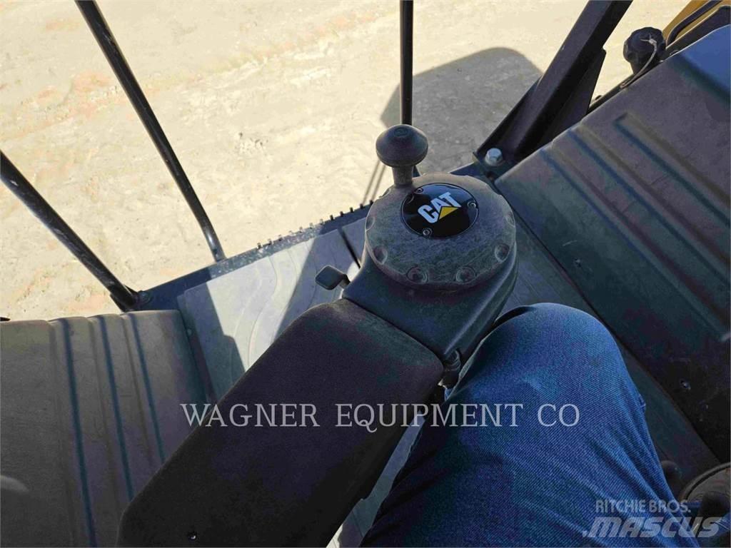 CAT CB16 Compacteur de sol