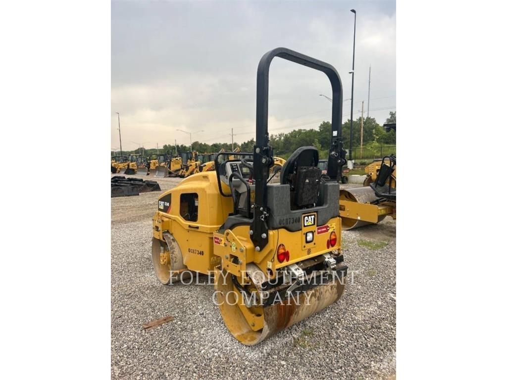 CAT CB24B Compacteur de sol