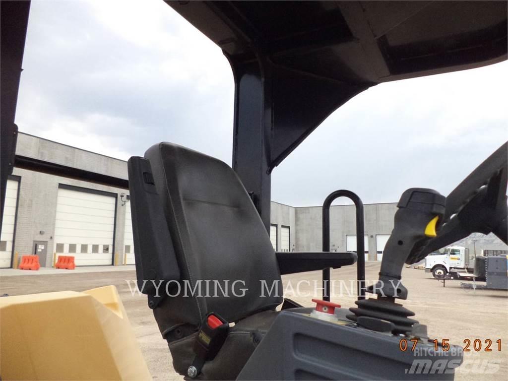 CAT CB64 Compacteur de sol