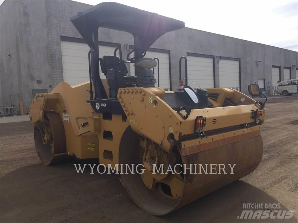 CAT CB64 Compacteur de sol