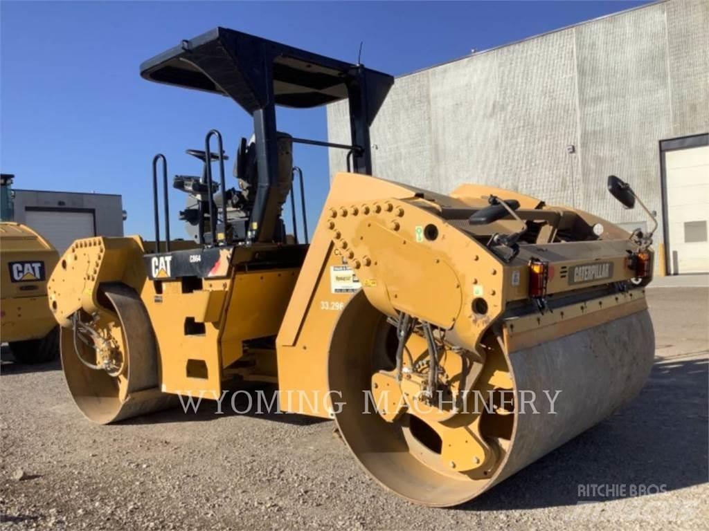 CAT CB64 Compacteur de sol