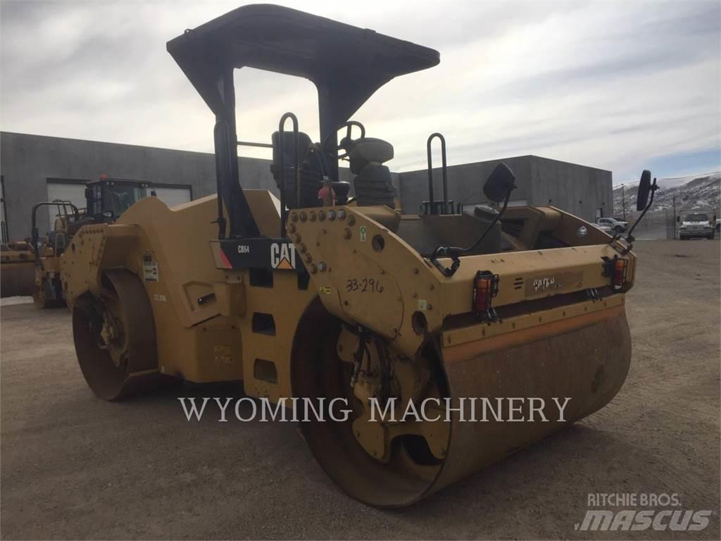 CAT CB64 Compacteur de sol