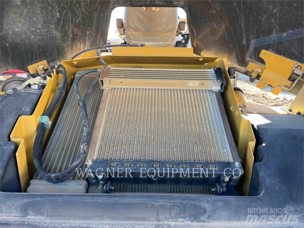 CAT CB64 Compacteur de sol