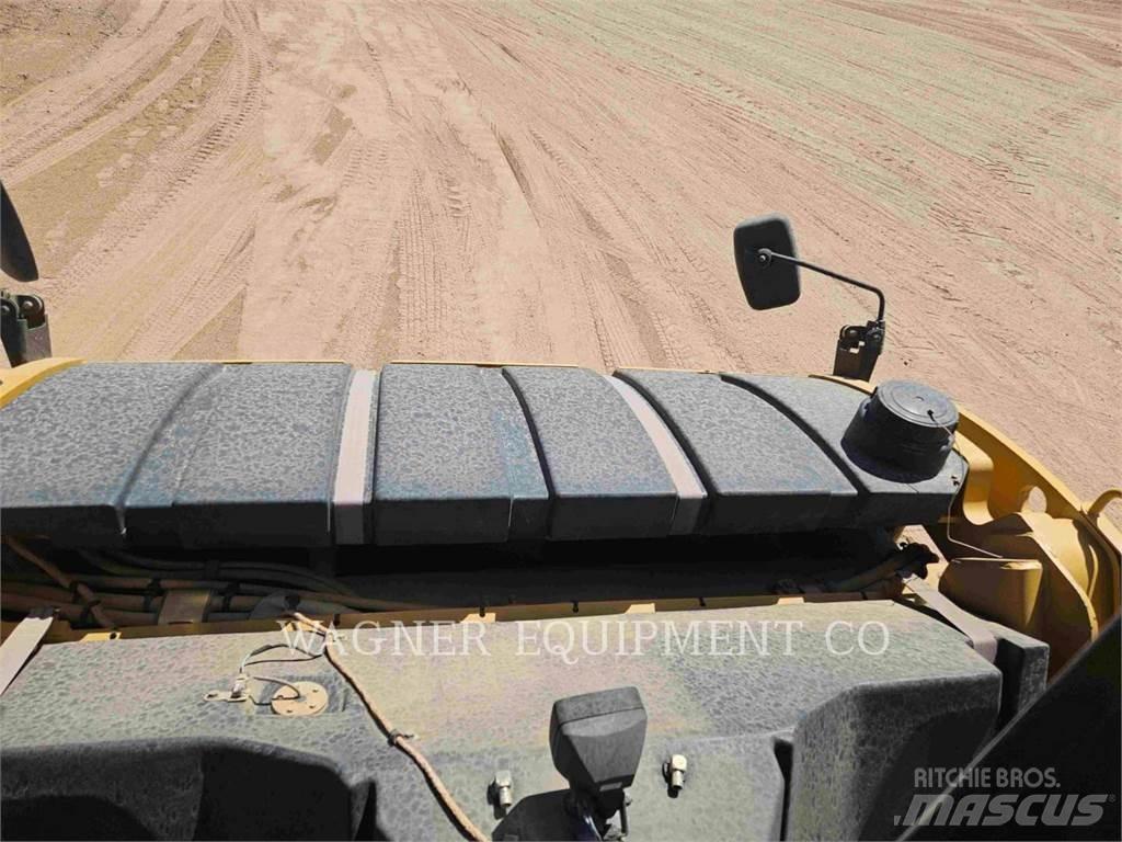 CAT CB66B Compacteur de sol