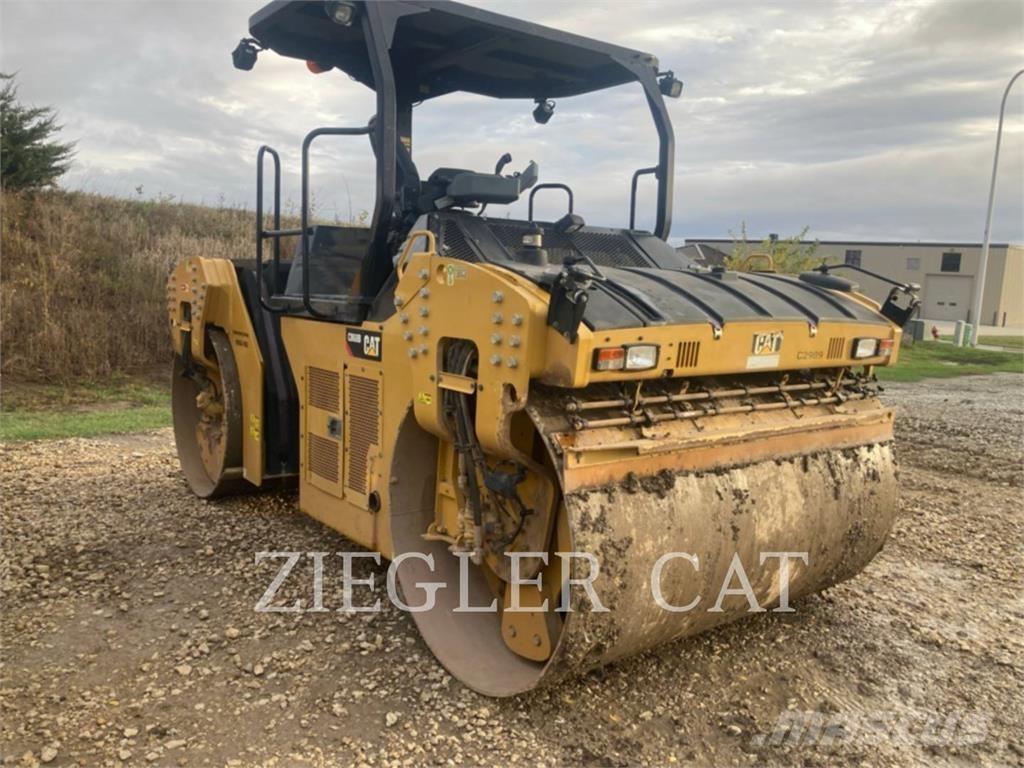 CAT CB68B Compacteur de sol