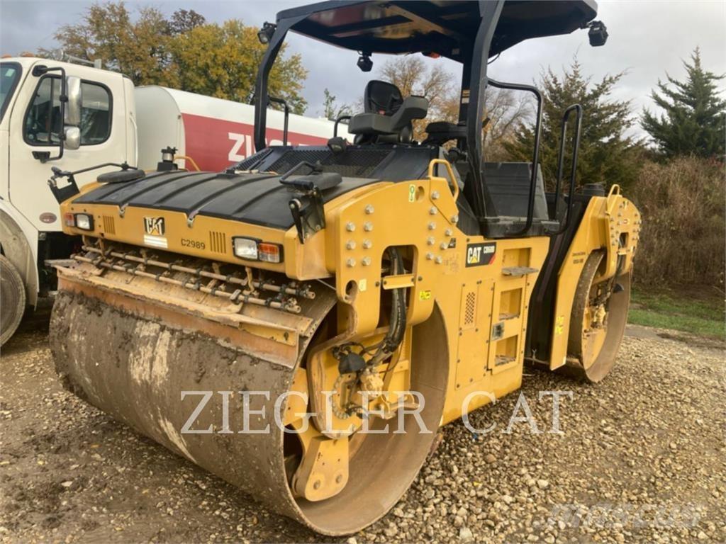 CAT CB68B Compacteur de sol