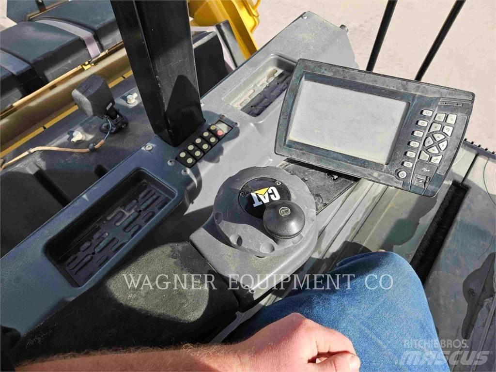 CAT CB68B Compacteur de sol