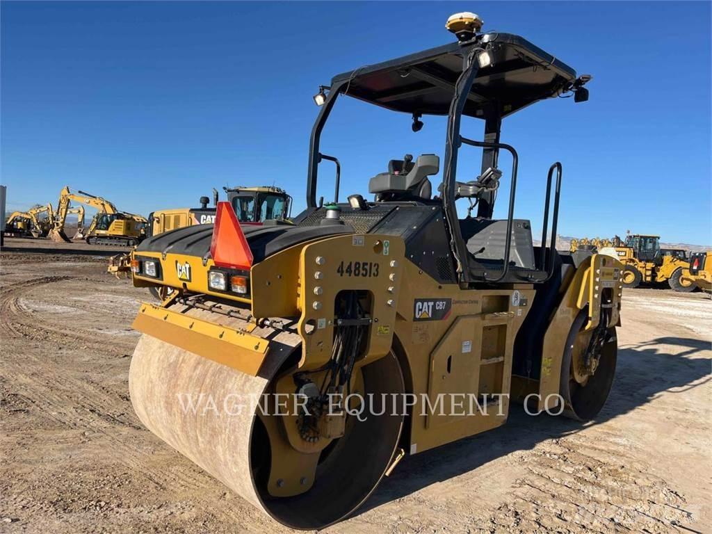 CAT CB7 Compacteur de sol