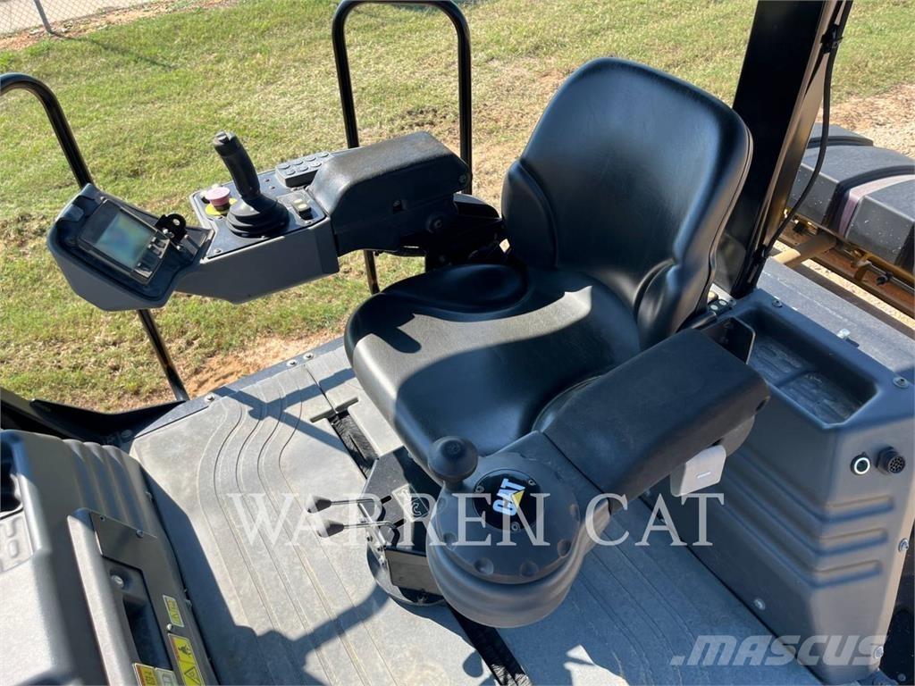 CAT CB8 Compacteur de sol