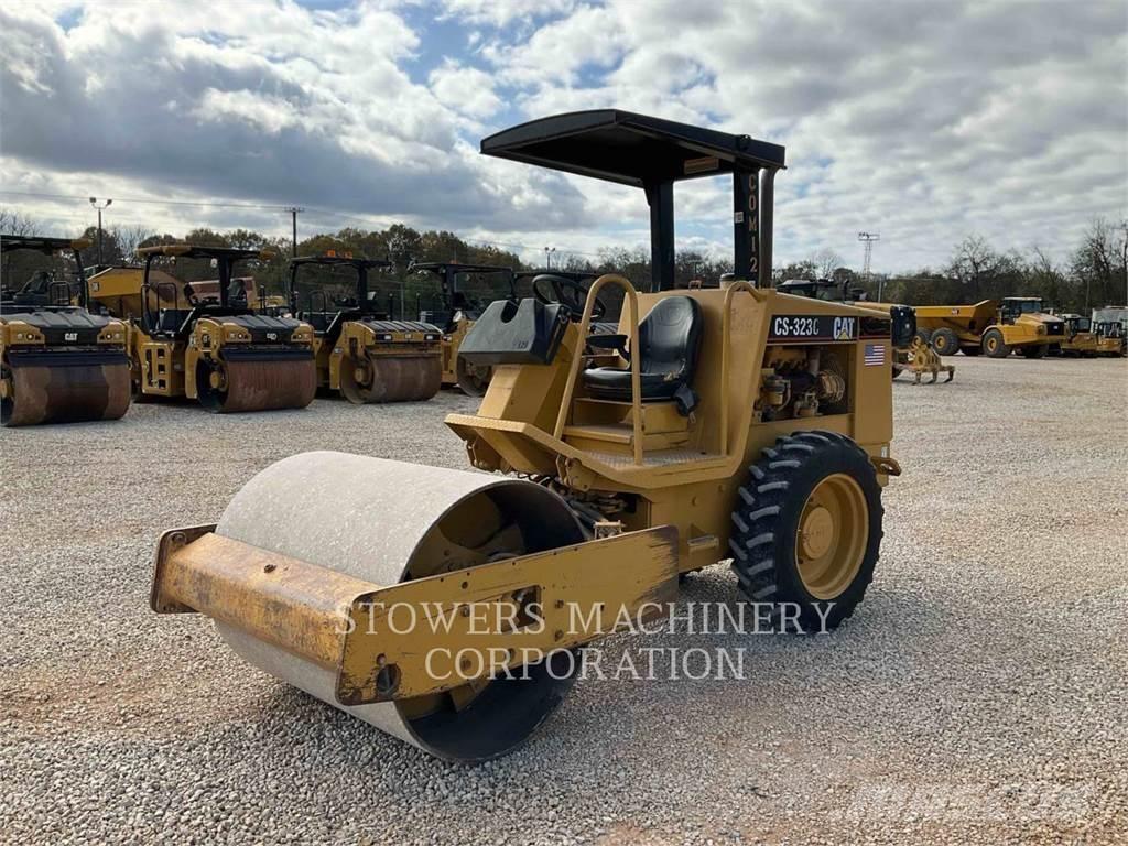 CAT CS-323C Compacteur de sol
