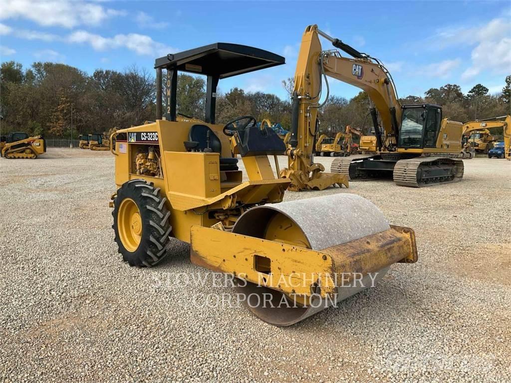 CAT CS-323C Compacteur de sol