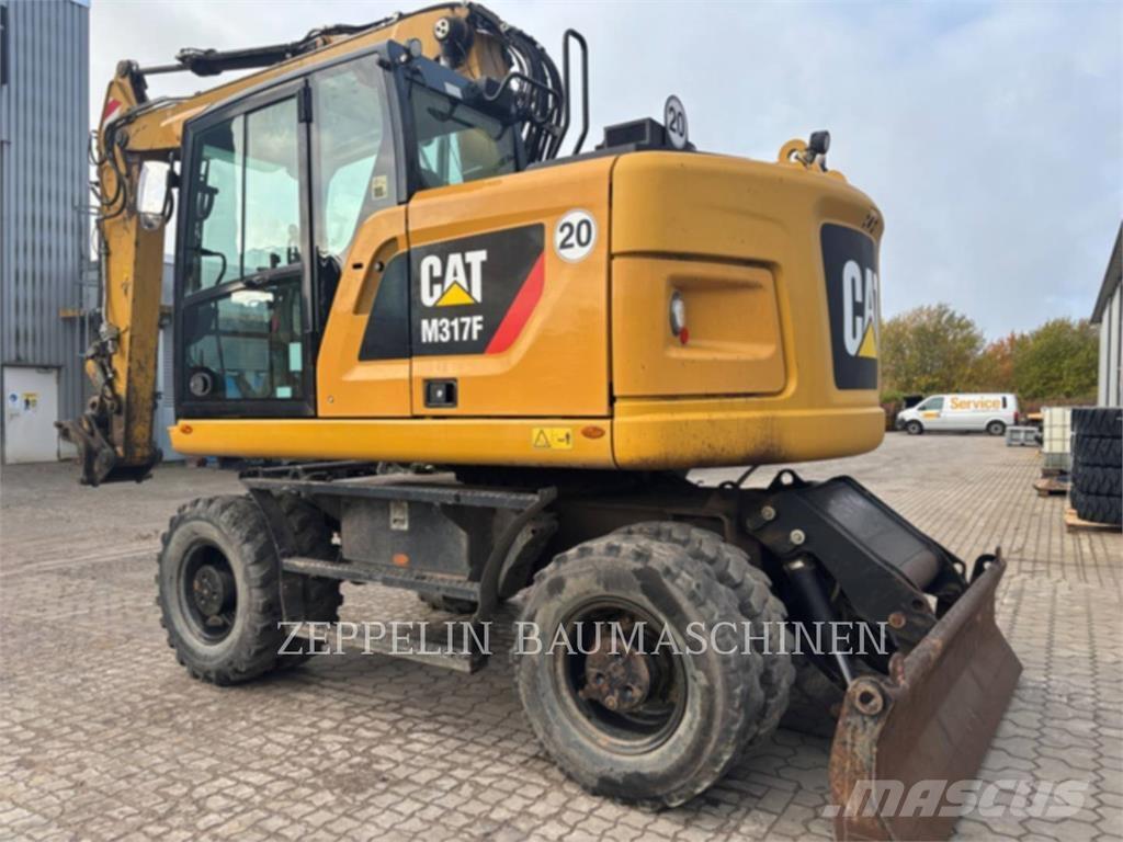 CAT M317F Pelle sur pneus