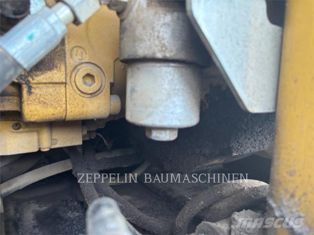 CAT M317F Pelle sur pneus