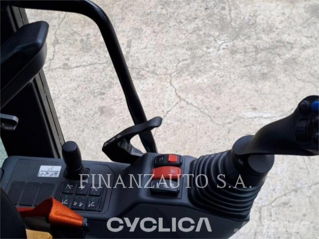 CAT M318 Pelle sur pneus