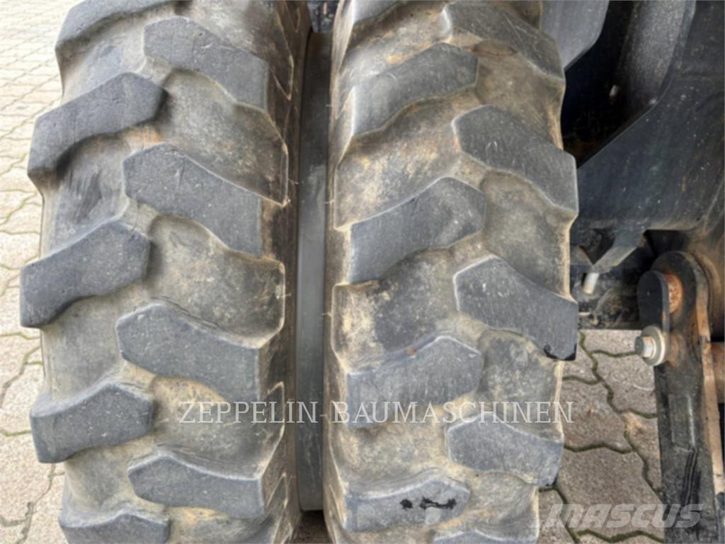 CAT M318-07A Pelle sur pneus