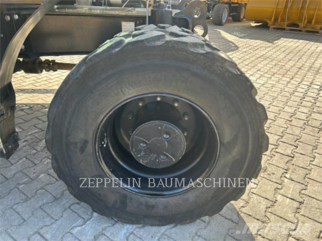 CAT M318-07A Pelle sur pneus