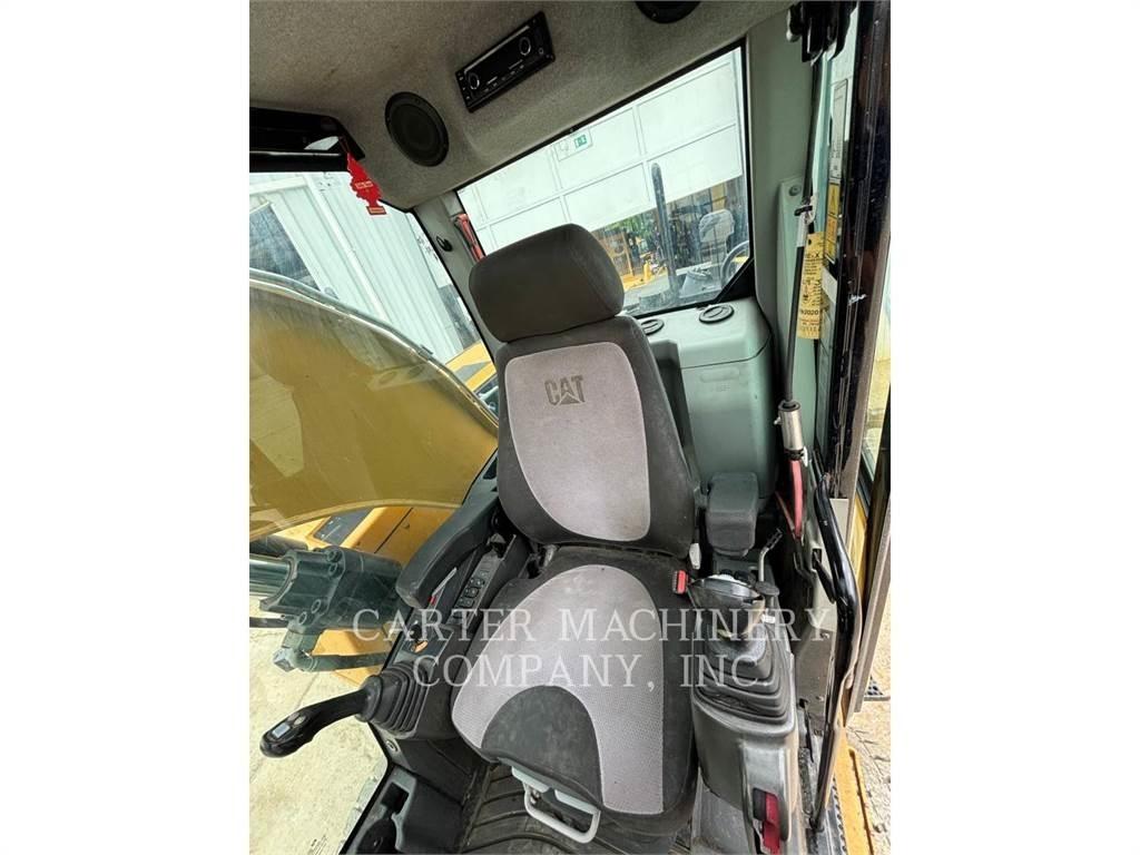 CAT M318F Pelle sur pneus