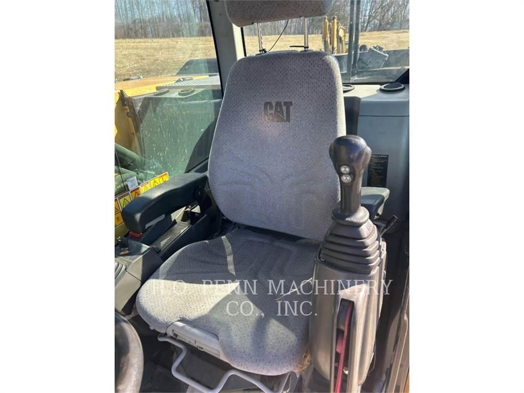 CAT M322F Pelle sur pneus