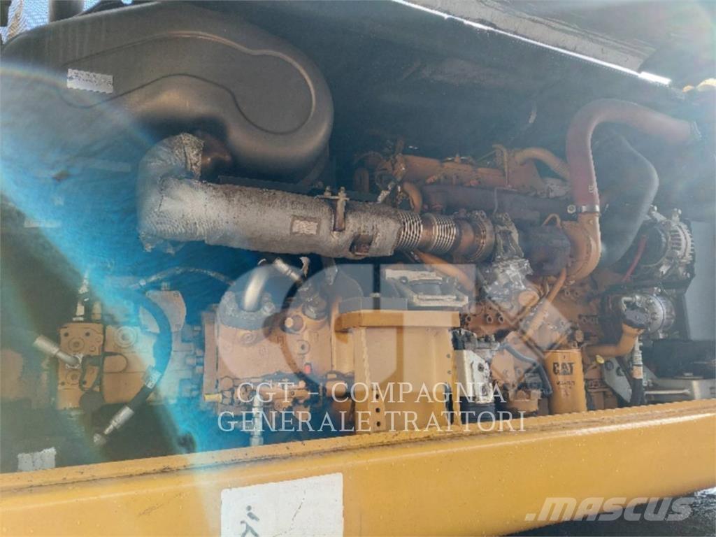 CAT MH 3024 Pelle sur pneus