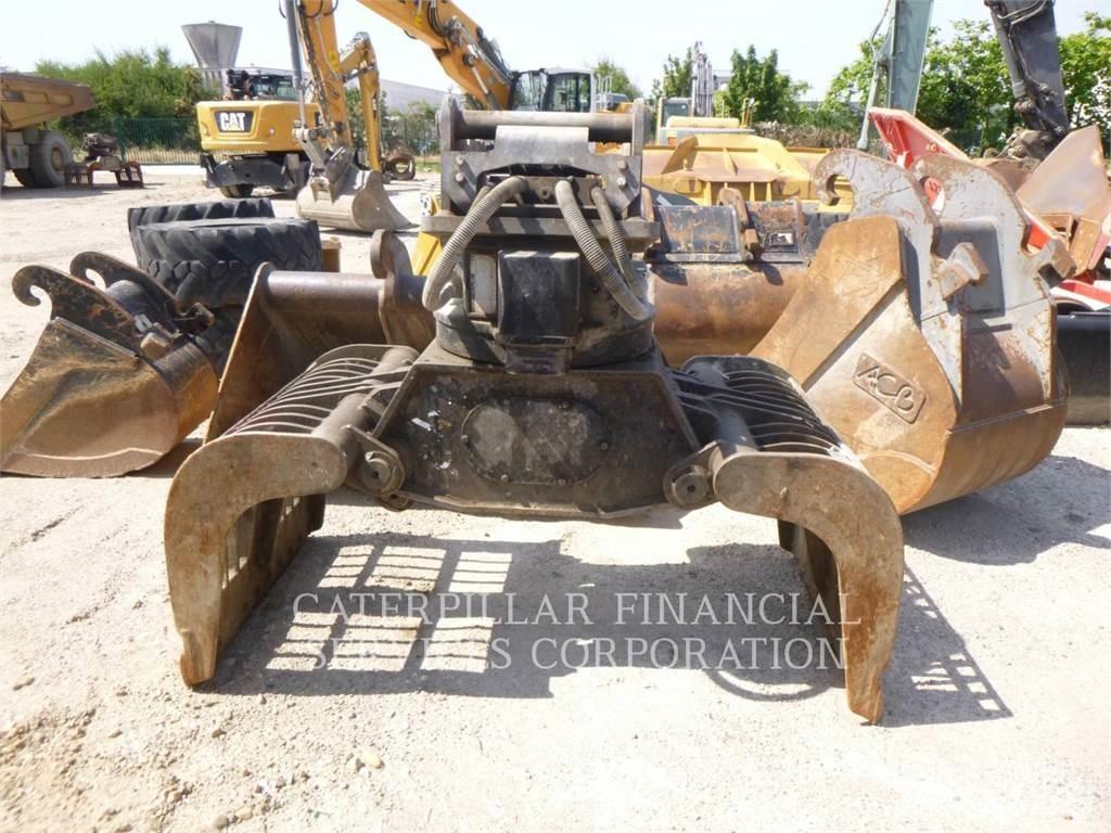 CAT MH3022-06 Pelle sur pneus