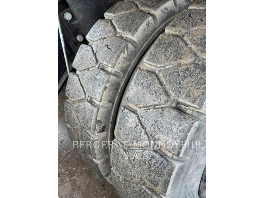 CAT MH3022-07 Pelle sur pneus