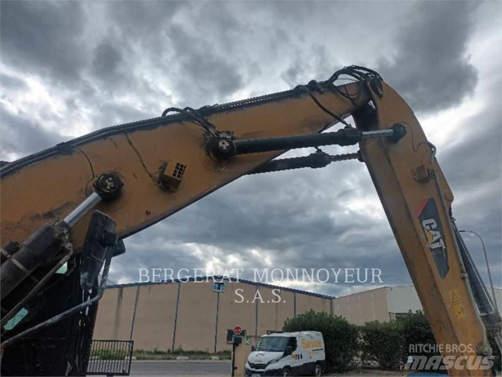 CAT MH3022-1 Pelle sur pneus