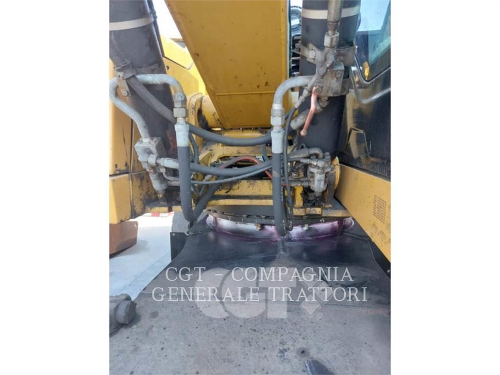 CAT MH3024 Pelle sur pneus