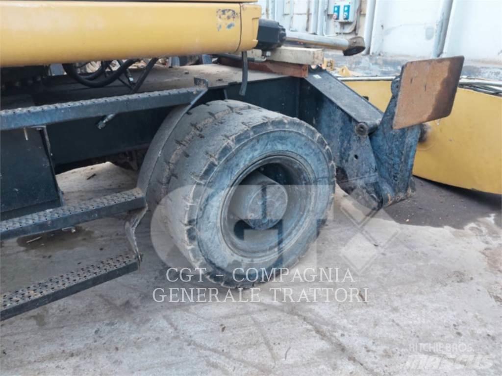CAT MH3024 Pelle sur pneus