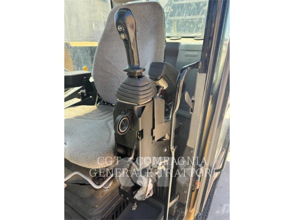 CAT MH3024 Pelle sur pneus