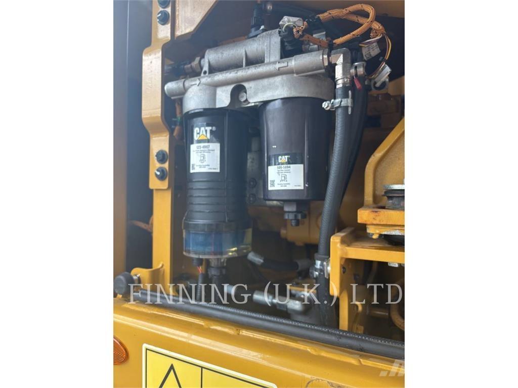 CAT MH3024 07W Pelle sur pneus