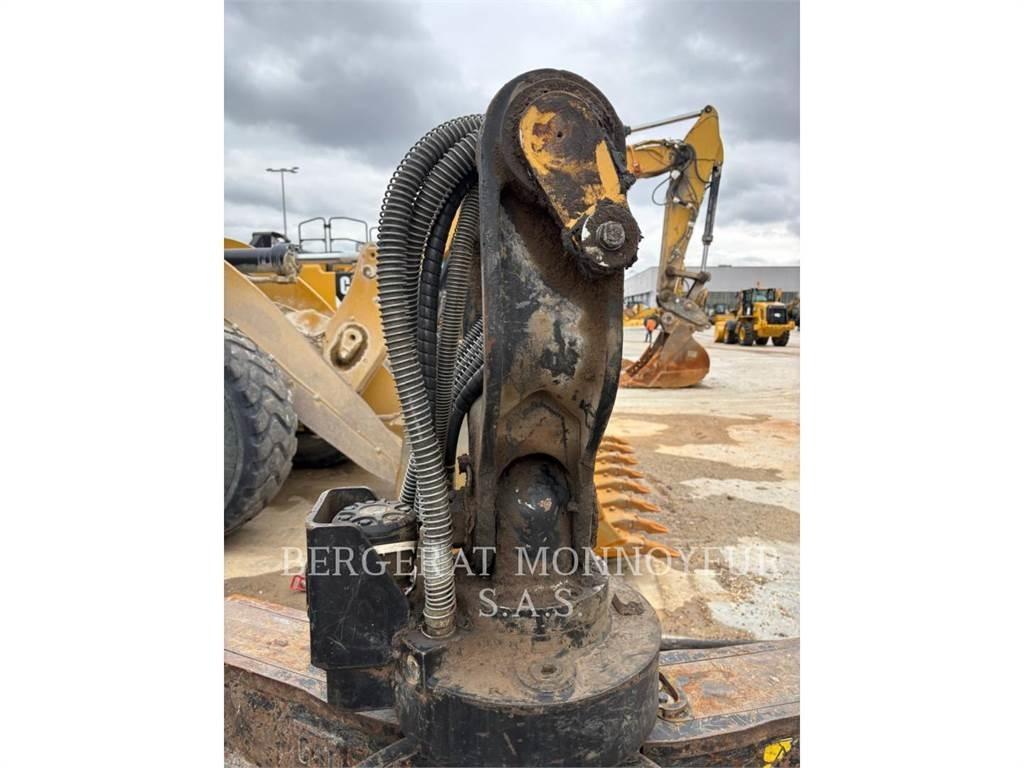 CAT MH3024-1 Pelle sur pneus